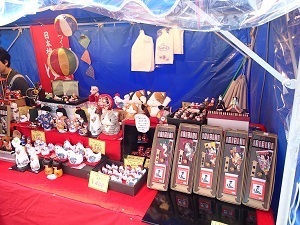 吉徳大公など有名なものから手作り作品の人形までが販売されています