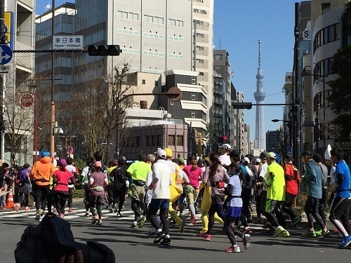 東京マラソンおすすめ撮影スポット！東日本橋交差点はスカイツリーが見えます
